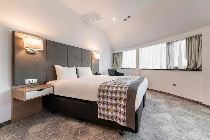 キングサイズベッドのスイートルーム, Holiday Inn Bucharest   Times, An Ihg