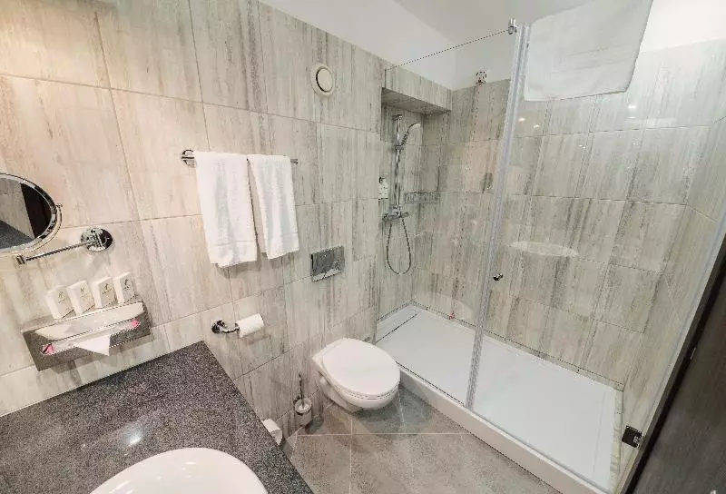 キングサイズベッドのスイートルーム, Holiday Inn Bucharest   Times, An Ihg
