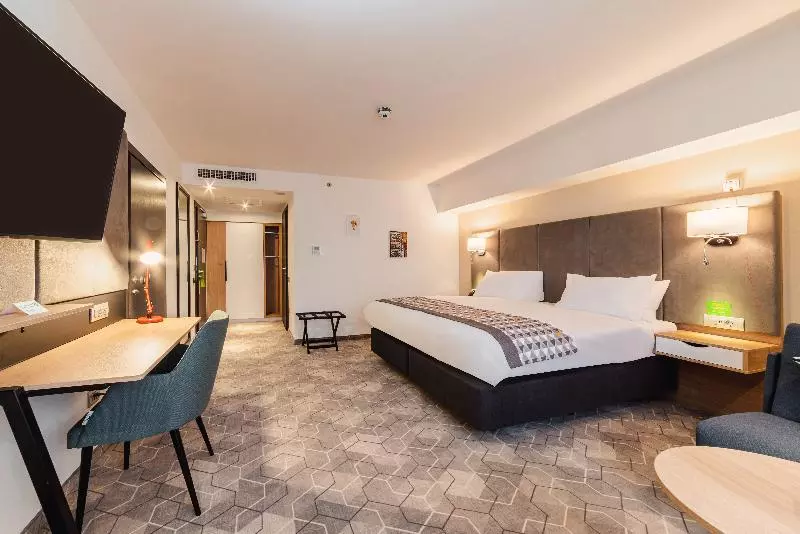身障者適用キングサイズベッドルーム, Holiday Inn Bucharest   Times, An Ihg