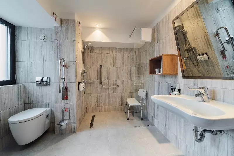 身障者適用キングサイズベッドルーム, Holiday Inn Bucharest   Times, An Ihg