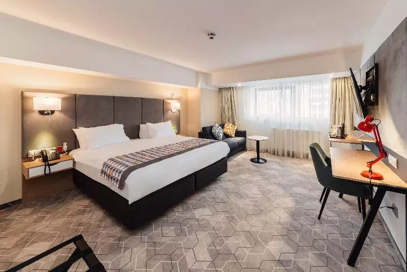 身障者適用キングサイズベッドルーム, Holiday Inn Bucharest   Times, An Ihg