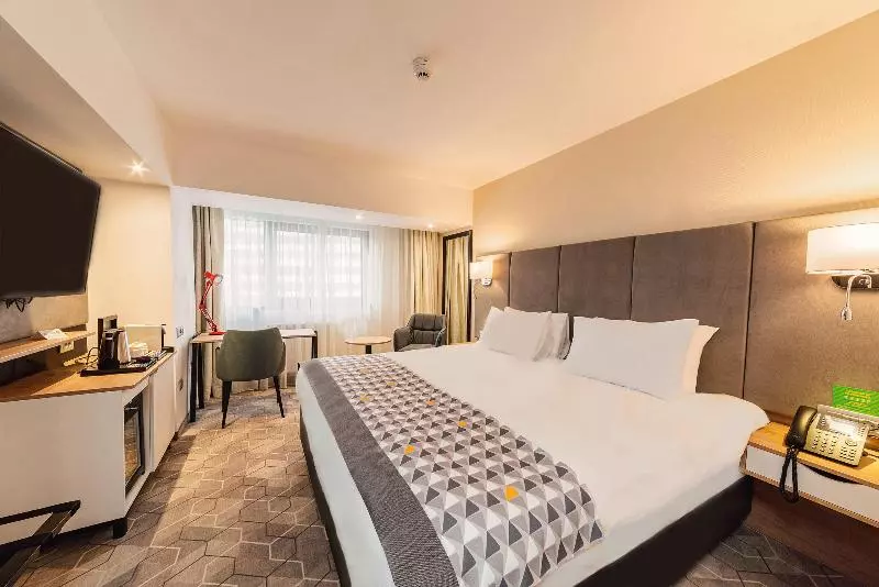 キングサイズベッドのスタンダードルーム, Holiday Inn Bucharest   Times, An Ihg