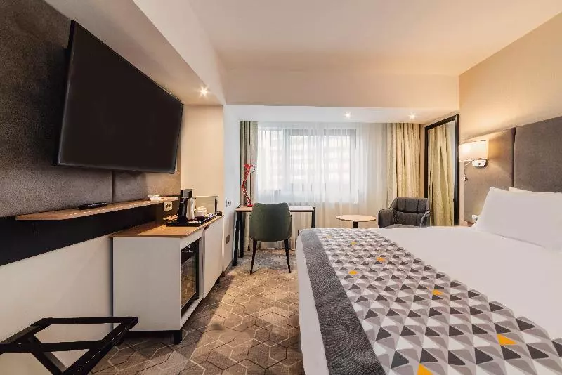 キングサイズベッドのスタンダードルーム, Holiday Inn Bucharest   Times, An Ihg