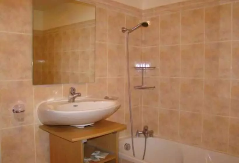 Standard Yhden Hengen Huone, Hôtel Sampiero