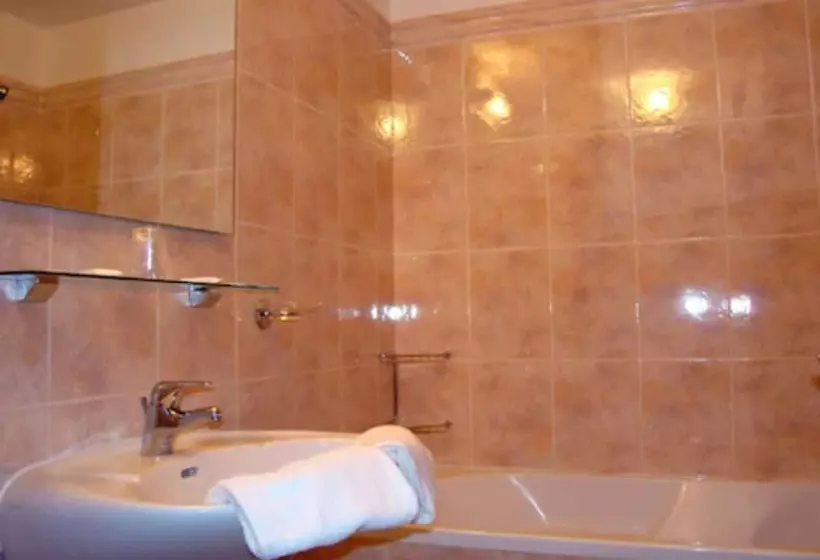 Standard Yhden Hengen Huone, Hôtel Sampiero