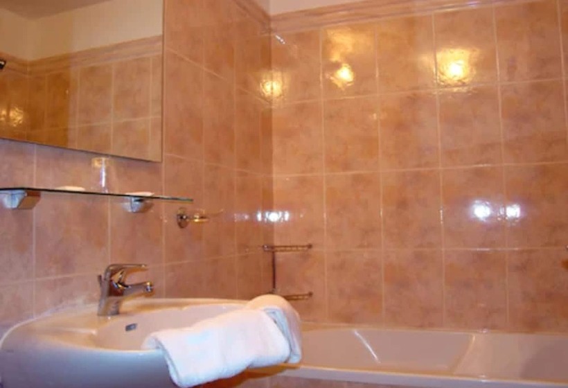 غرفة قياسية ثلاثية, Hôtel Sampiero