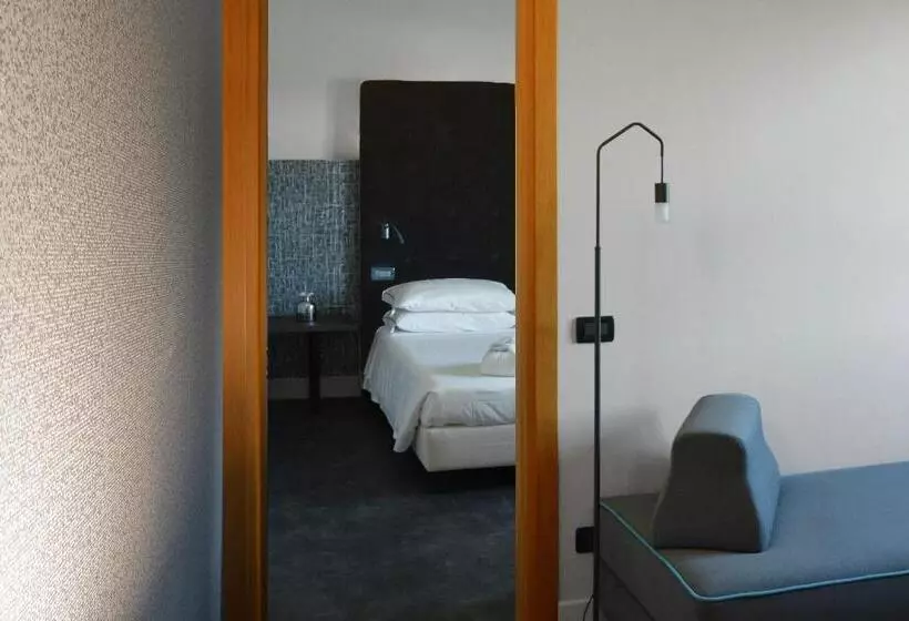 スイート, Anusca Palace