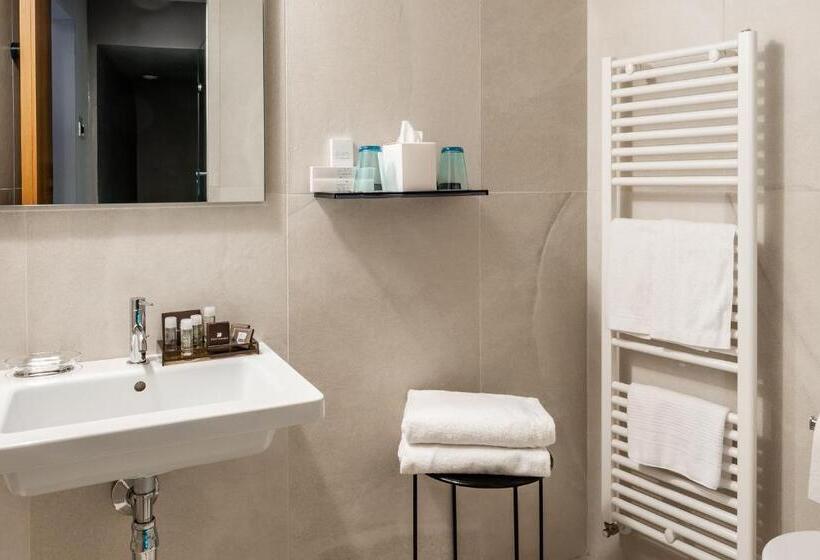 جناح مزود بجاكوزى, Anusca Palace