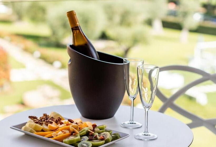 جناح مزود بجاكوزى, Anusca Palace