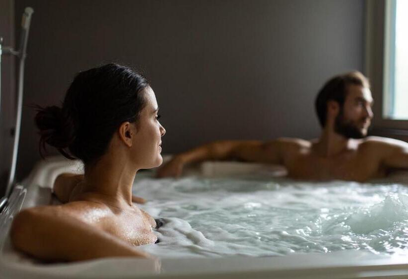 جناح مزود بجاكوزى, Anusca Palace