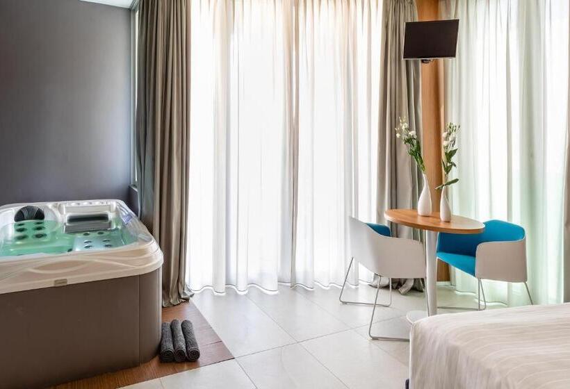 جناح مزود بجاكوزى, Anusca Palace