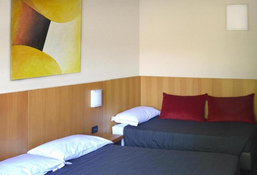 غرفة قياسية ثلاثية, Anusca Palace