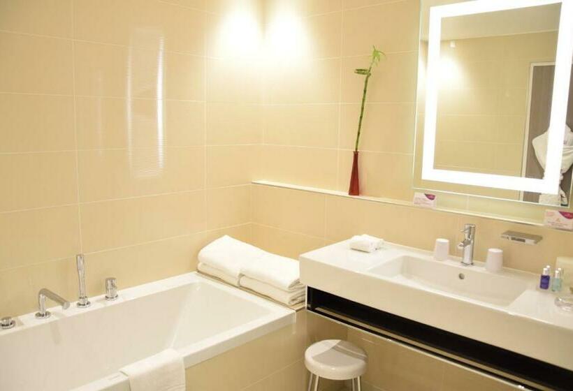 سوئیت با چشمانداز رودخانه, Crowne Plaza Lyon   Cité Internationale