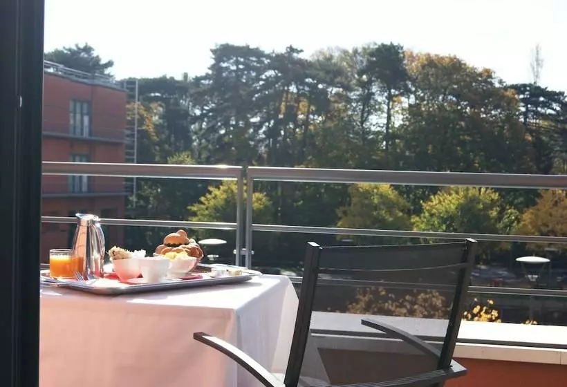 اتاق استاندارد با تخت دوبل و چشم‌انداز پارک, Crowne Plaza Lyon   Cité Internationale
