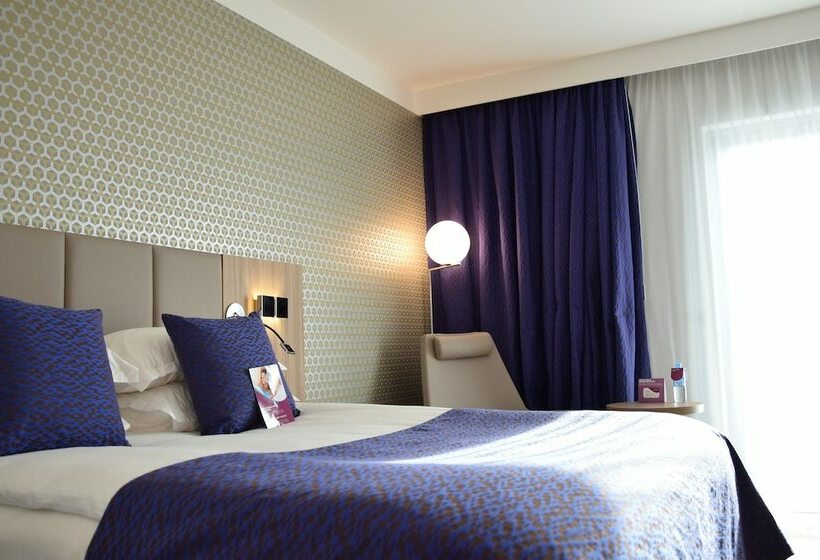 اتاق استاندارد با تخت دوبل و چشمانداز پارک, Crowne Plaza Lyon   Cité Internationale