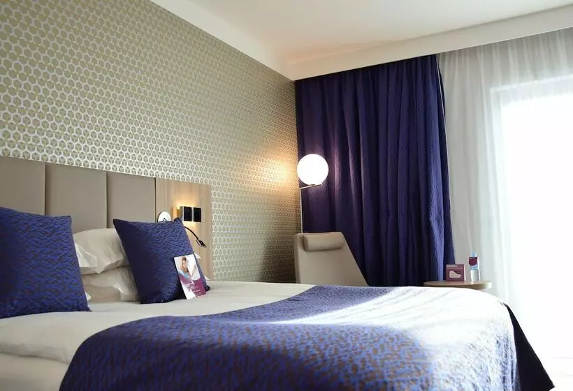 اتاق استاندارد با تخت دوبل و چشم‌انداز پارک, Crowne Plaza Lyon   Cité Internationale