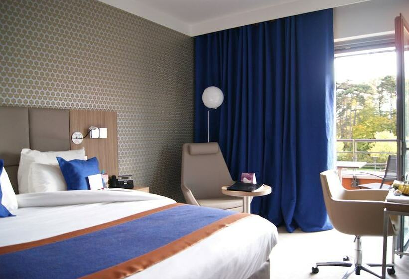 اتاق استاندارد با تخت دوبل و چشمانداز پارک, Crowne Plaza Lyon   Cité Internationale