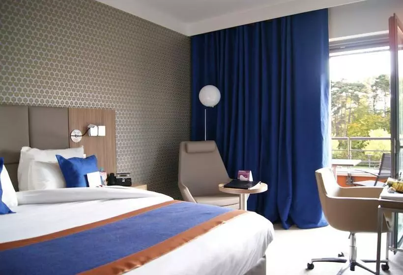 اتاق استاندارد با تخت دوبل و چشم‌انداز پارک, Crowne Plaza Lyon   Cité Internationale