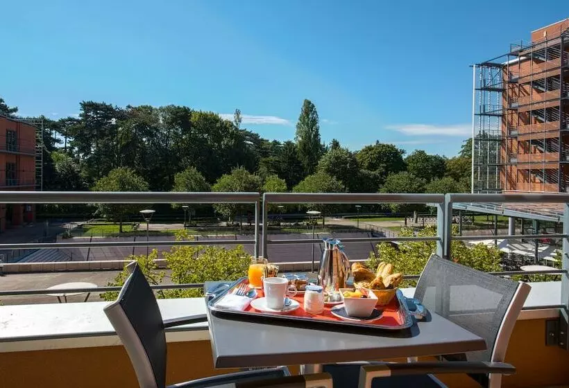 اتاق استاندارد با تخت دوبل و چشم‌انداز پارک, Crowne Plaza Lyon   Cité Internationale