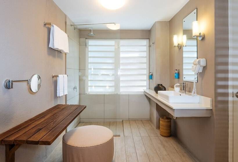 Standard Værelse, Friday Attitude