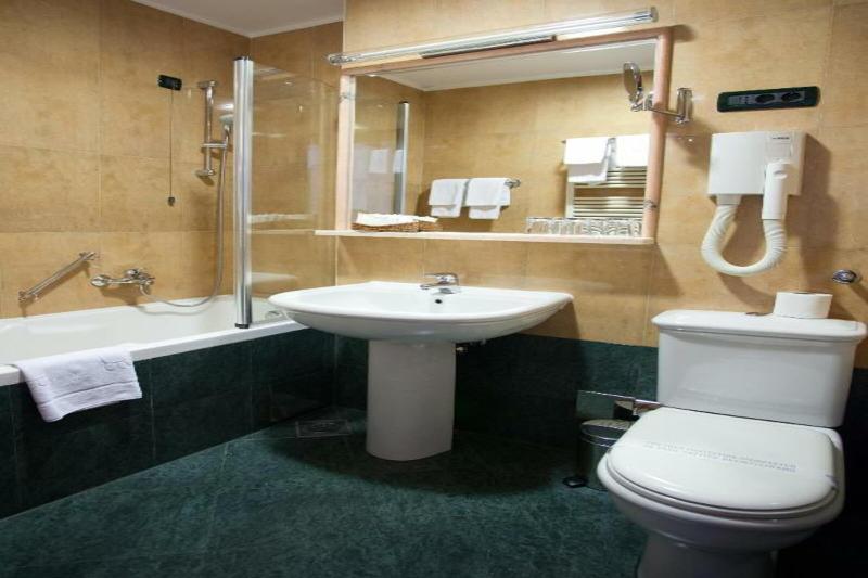 חדר סטנדרט לשלושה, Globo