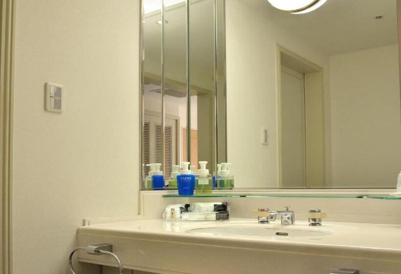 חדר סטנדרט לשלושה, Granvia Okayama