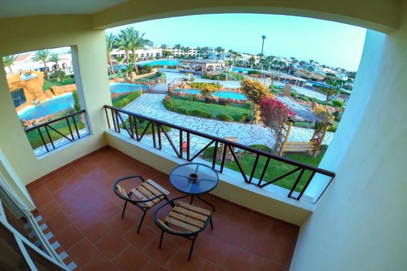 غرفة ديلوكس مطلة على حمام السباحة, Regency Plaza Aqua Park And Spa Resort
