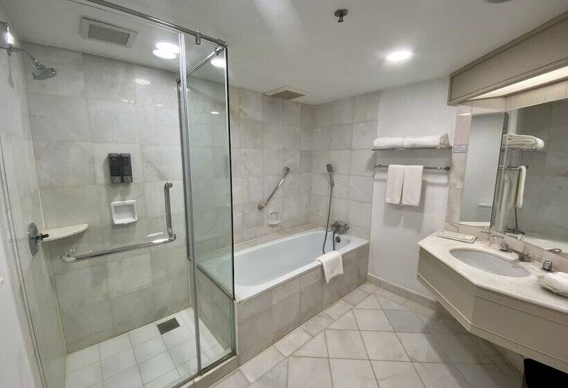 جناح جونيور, Sabah Hotel Sandakan