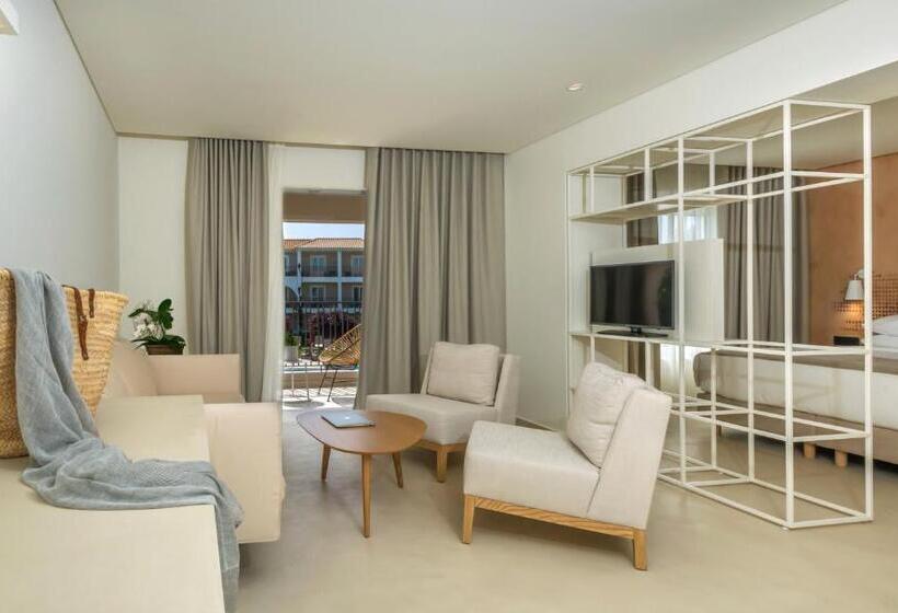 سوییت با استخر, Bitzaro Grande Hotel & Suites