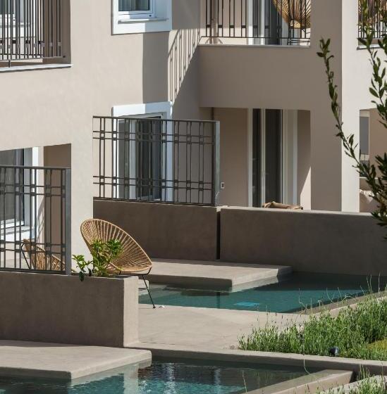 سوییت با استخر, Bitzaro Grande Hotel & Suites