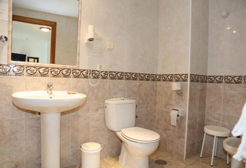 舒适三人间, El Tilo