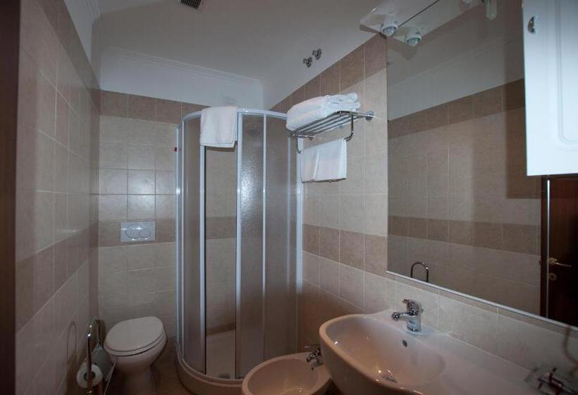 חדר סטנדרט לשלושה, New Morpheus Rooms