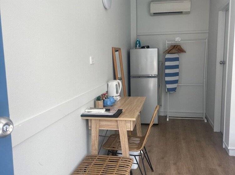 غرفة قياسية مطلّة علي حمام السباحة, The Cavenagh