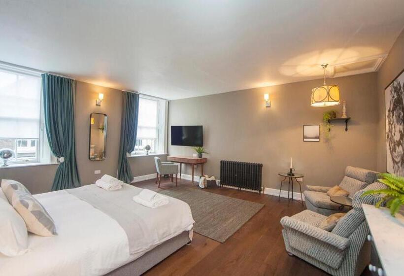 סוויטה דלוקס, The King's Arms