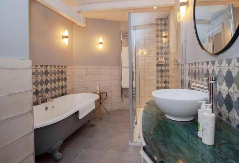 סוויטה דלוקס, The King's Arms