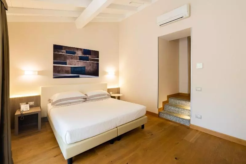 Deluxe Zimmer, Centrale