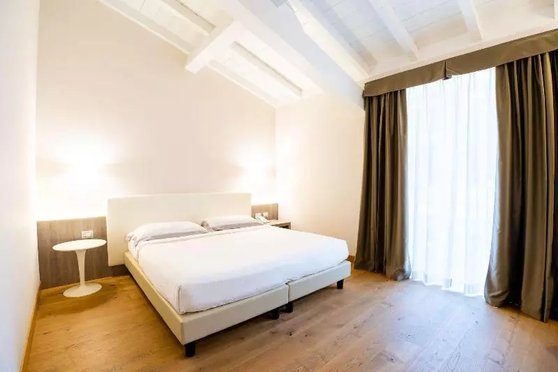 Deluxe Zimmer, Centrale