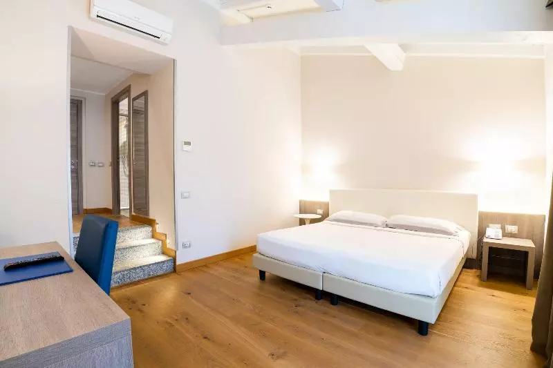 Deluxe Zimmer, Centrale