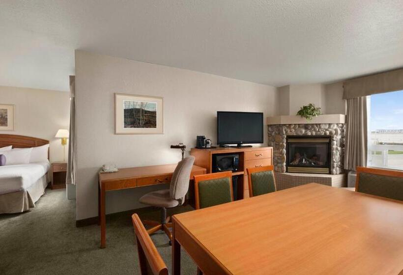 キングサイズベッドのデラックススイート, Days Inn By Wyndham Red Deer