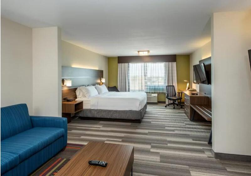 מיטת קינג בסוויטה, Holiday Inn Express & Suites Medicine Hat, An Ihg