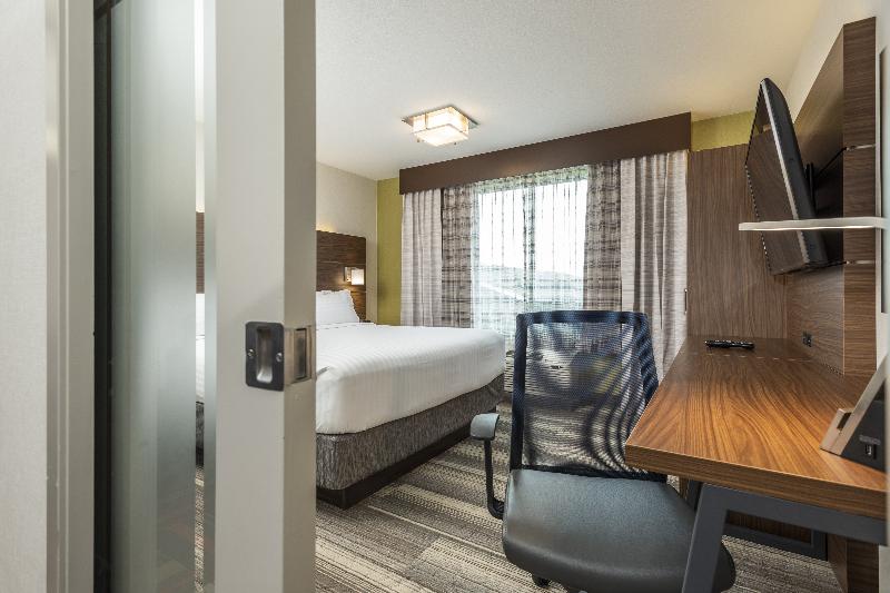 חדר סטנדרט עם מיטת קינג, Holiday Inn Express & Suites Medicine Hat, An Ihg