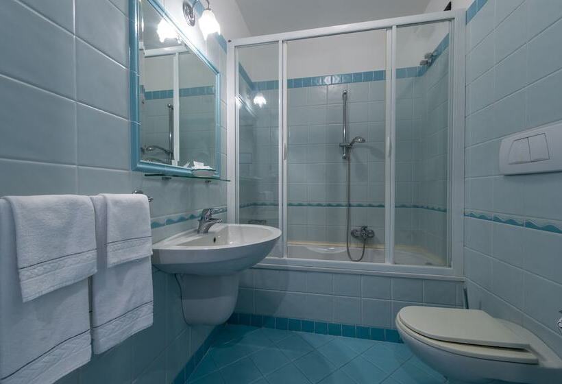 غرفة قياسية ثلاثية, La Pergola