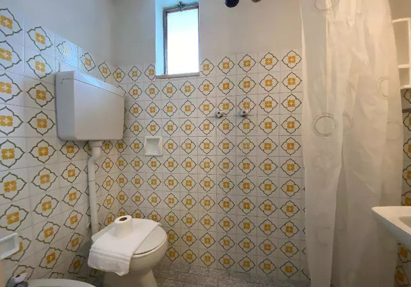 اتاق اکونومی, Nanni Garni