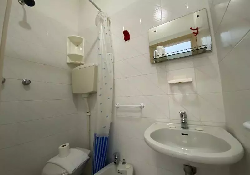 اتاق اکونومی, Nanni Garni