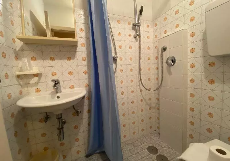 Economy Triple Room, Nanni Garni