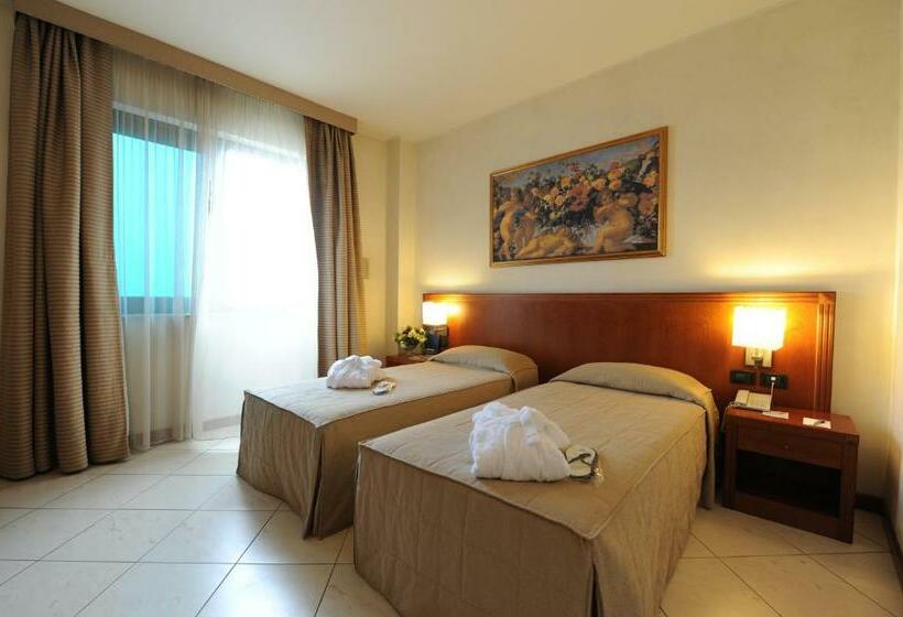 חדר סטנדרט, Parisi