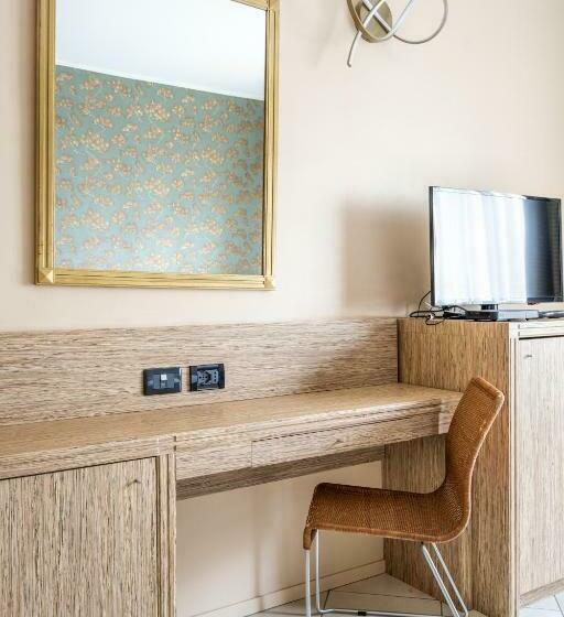 חדר סטנדרט, Parisi