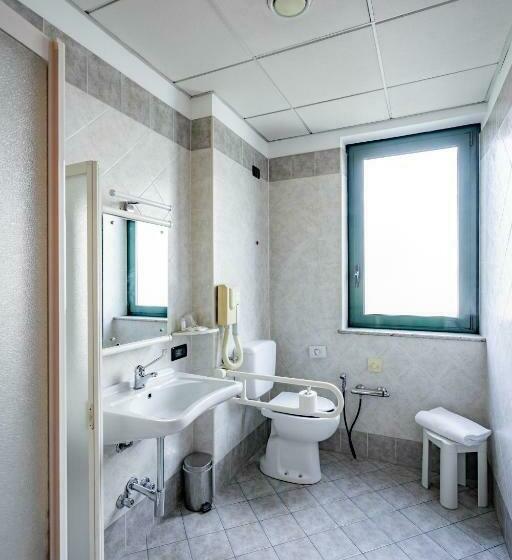 חדר סטנדרט יחיד, Parisi