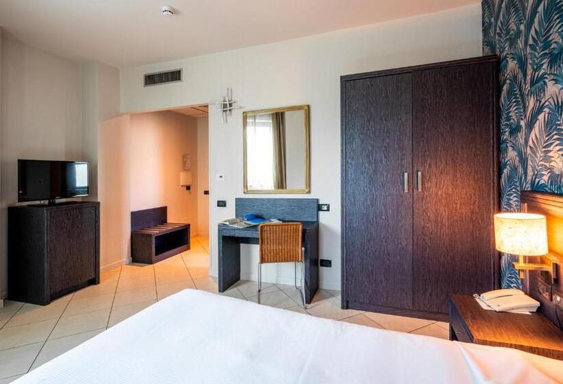 חדר סטנדרט יחיד, Parisi