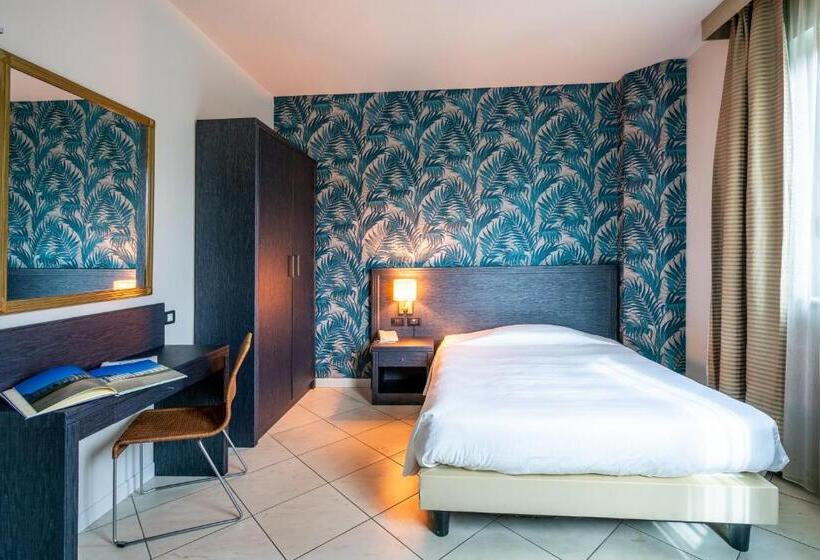 חדר סטנדרט יחיד, Parisi